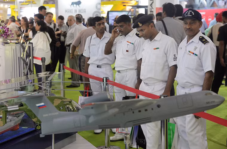 Các công ty vũ khí Nga cử đoàn đại diện khá đông đảo đến tham dự Defexpo-2016 với hơn 18 công ty đa số trực thuộc Rosoboronexport cùng 61 gian hàng trưng bày 200 sản phẩm các loại.