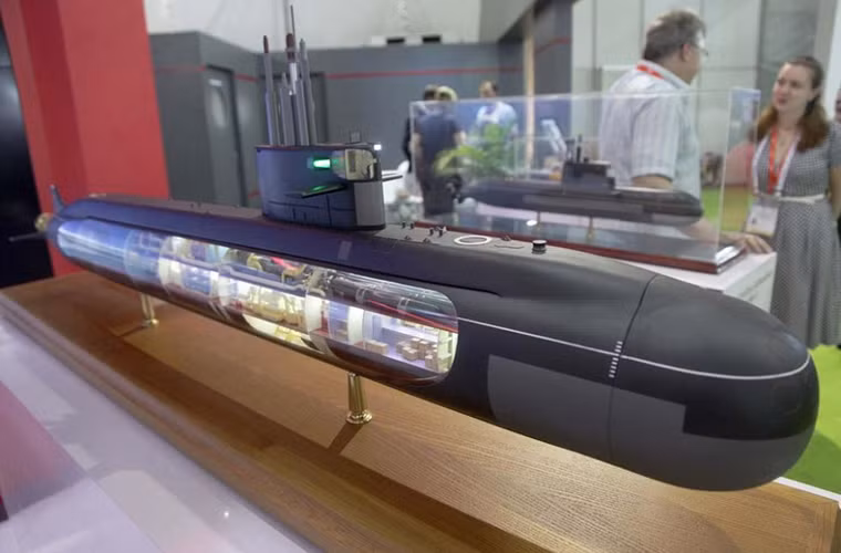 Mô hình tàu ngầm diesel-điện lớp Amur - biến thể xuất khẩu của tàu ngầm lớp Lada - một trong những ứng cử viên hàng đầu trong kế hoạch hiện đại hóa lực lượng tàu ngầm Ấn Độ.