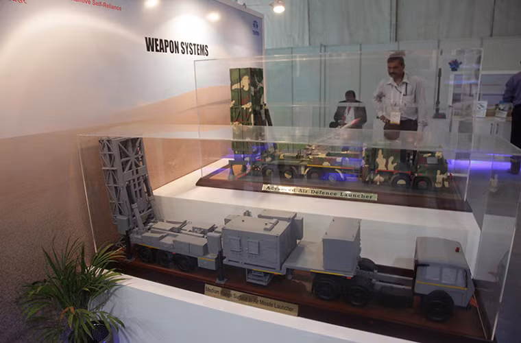 Mô hình các tổ hợp tên lửa phòng không tầm trung và tầm xa đang được Ấn Độ phát triển được giới thiệu tại Defexpo-2016.