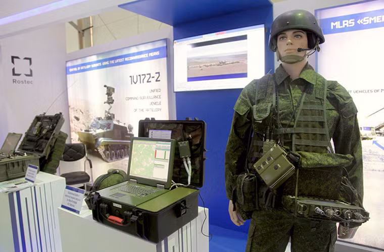 Bên cạnh các loại vũ khí thông thường, các công ty quốc phòng Nga còn giới thiệu cho Ấn Độ các mẫu trang thiết bị điện tử dành cho các đơn vị tác chiến điện tử hoặc chiến binh tương lai.