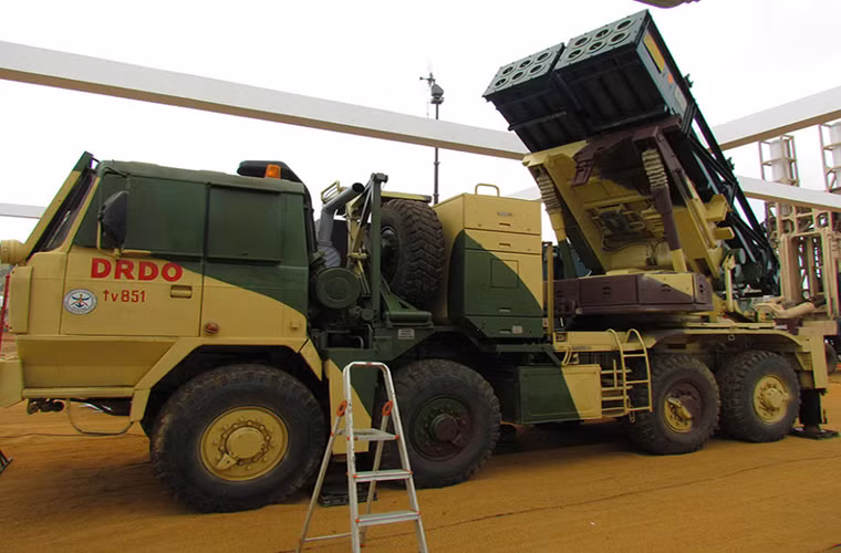Tổ hợp rocket phóng loạt “Pina Ka" Mk2 do DRDO phát triển dành cho Quân đội Ấn Độ.