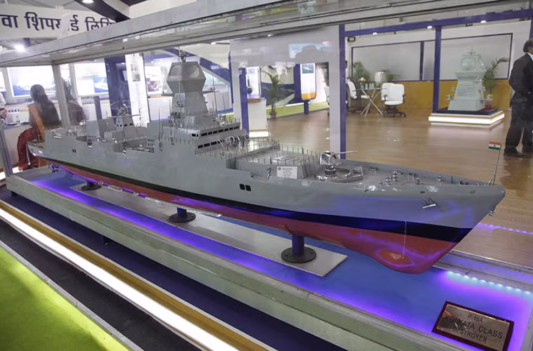 Mô hình khu trục hạm tàng hình mang tên lửa lớp Kolkata của Hải quân Ấn Độ.