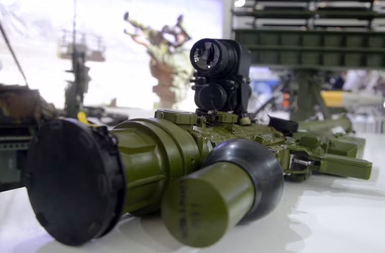 Không chỉ là nơi giới thiệu các sản phẩm quốc phòng tiên tiến nhất của Ấn Độ, Defexpo-2016 còn là nơi trưng bày hàng loạt các loại vũ khí tối tân nhất trên thế giới hiện nay. Trong đó có cả tổ hợp tên lửa phòng không vác vai Verba của Nga lần đầu tiên xuất hiện tại một triển lãm quân sự bên ngoài nước Nga.