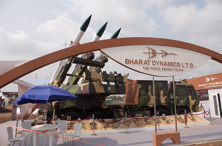 Bên cạnh khu trưng bày trong nhà Defexpo-2016 còn trưng bày các loại vũ khí cỡ lớn ở khuôn viên bên ngoài nơi diễn ra triển lãm. Hình ảnh tổ hợp tên lửa phòng không tầm trung nội địa Akash của Ấn Độ do Bharat phát triển.