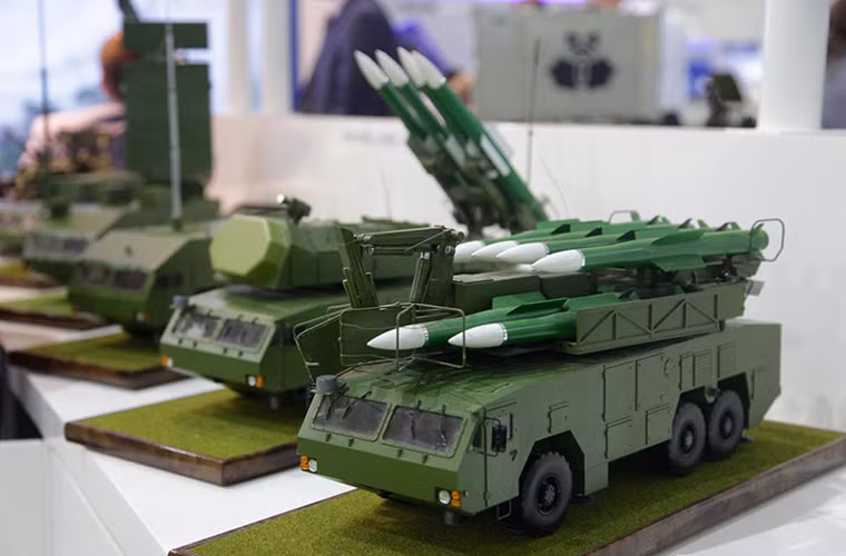 Tổ hợp tên lửa phòng không tầm trung Buk-M2E được đặt trên khung gầm đặc chủng MZKT-6922.