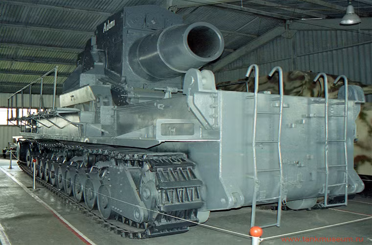 Trong ảnh là nguyên mẫu cuối cùng của Karl-Gerät biến thể Gerät 040 có tên là “Adam” được trưng bày tại Bảo tàng xe tăng Kubinka của Nga trong tình trạng bảo quản còn khá tốt.
