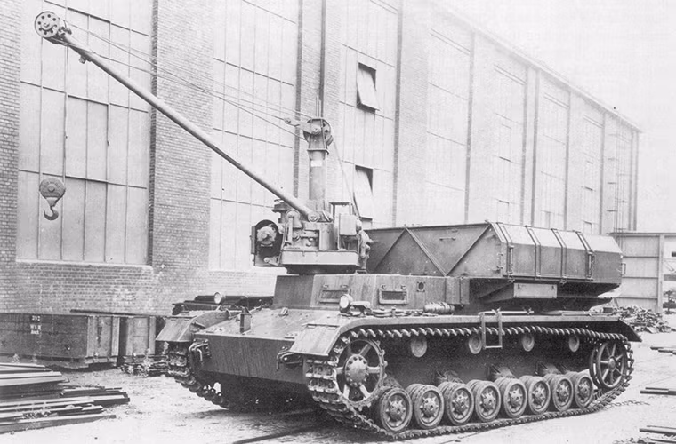 Đi kèm theo mỗi khẩu Karl-Gerät là hai xe hỗ trợ tái nạp đạn được phát triển dựa trên khung gầm xe tăng Panzer IV với cấu trúc tháp pháo được sửa đổi. Nó cũng được trang bị thêm một cần trục để cẩu đạn lên trên Karl-Gerät. Với sáu khẩu Karl-Gerät thì cũng có 12 xe hỗ trợ được chế tạo.