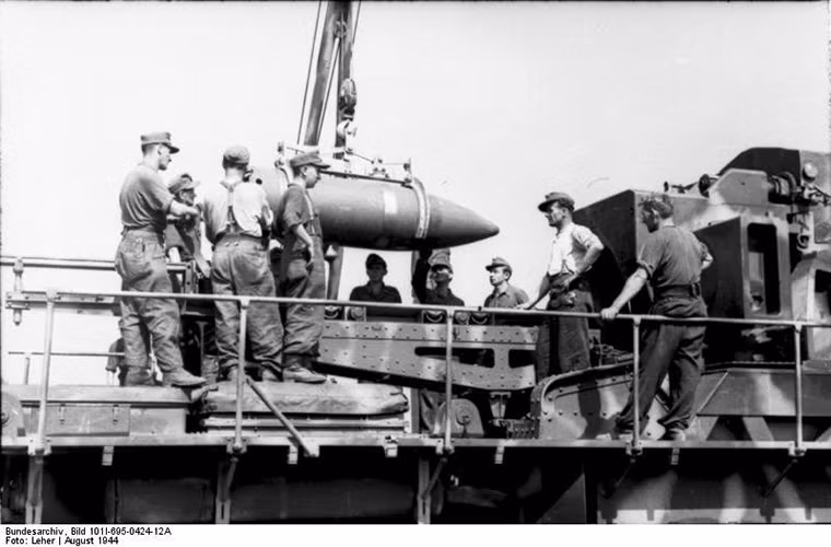 Kíp vận hành của cối tự hành Karl-Gerät cũng lên tới con số 21 người do trọng lượng quá nặng của đạn cối cũng như cấu trúc quá phức tạp của mẫu cối tự hành này. Có một điều khá thú vị là Karl-Gerät cũng có thể tự di chuyển nhưng với tốc độ khá chậm chỉ tầm 6-10km/h tùy thuộc vào địa hình do đó thời gian triển khai của nó khá lâu.