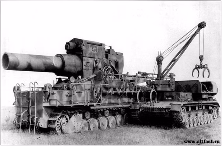 Ngoài biến thể nòng ngắn là Gerät 040, Karl-Gerät còn có một biến thể khác với thiết kế nòng dài hơn là Gerät 041 nặng hơn 126 tấn và có cỡ nòng nhỏ hơn 540mm. Thông tin về biến thể này cũng khá hạn chế nhưng chắc chắn nó đã được đưa vào chế tạo với số lượng không rõ ràng.