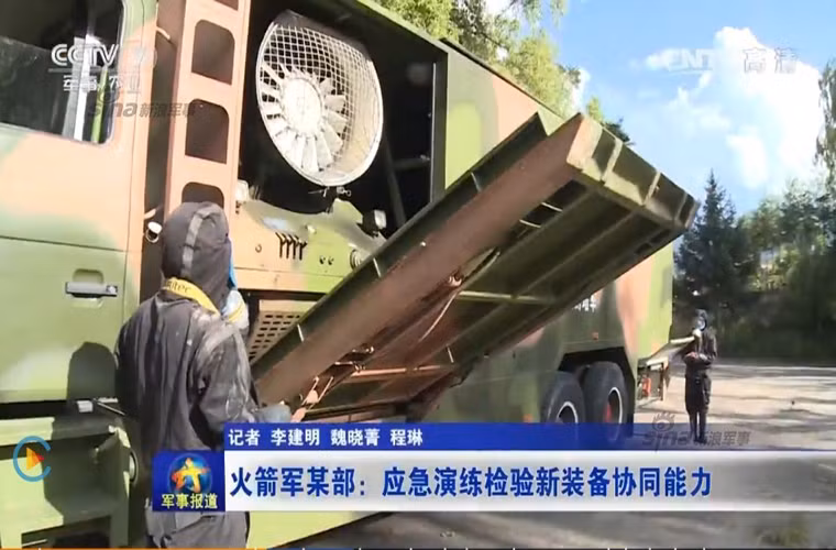 Kích thước mẫu robot cứu hỏa này của Trung Quốc khá lớn, nó còn được trang bị cả một hệ thống quạt thổi được đặt ngay trên thân cùng với đó là hai vòi rồng được đặt hai bên.