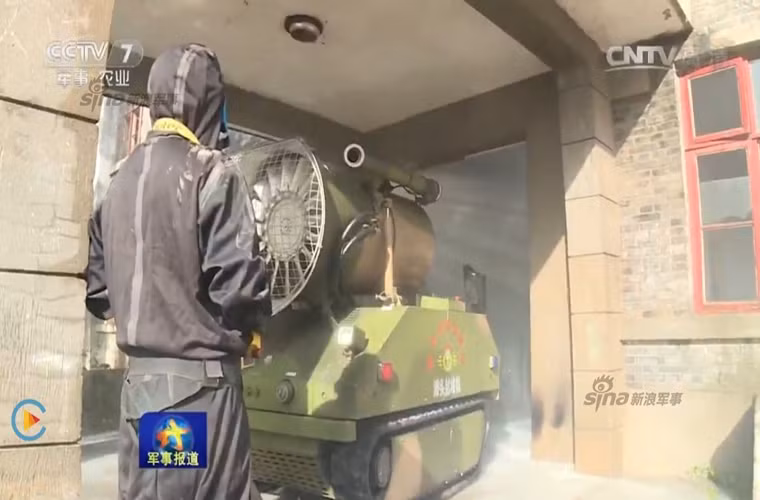 Hình ảnh mẫu robot chữa cháy của Quân đội Trung Quốc tiếp cận một đám cháy bên trong một tòa nhà trong tình huống mô phỏng, nó chỉ có thể đứng từ ngoài để khống chế đám cháy.