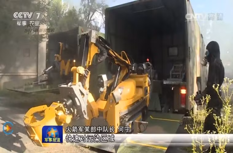 Bên cạnh mẫu robot chữa cháy Quân đội Trung Quốc còn giới thiệu một số kiểu robot công binh phục vụ trong nhiệm vụ tìm kiếm cứu nạn hoặc tham gia các nhiệm vụ đặc biệt khác.