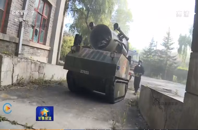 Mọi thông tin về mẫu robot này khá hiếm hoi và nhiều khả năng nó được phát triển dựa trên mẫu robot cứu hỏa vốn được trang bị cho Sở cứu hỏa thành phố Hoài Bắc, An Huy, Trung Quốc vào năm 2011. Tuy nhiên kích thước mẫu robot này của Quân đội Trung Quốc lớn nhiều.