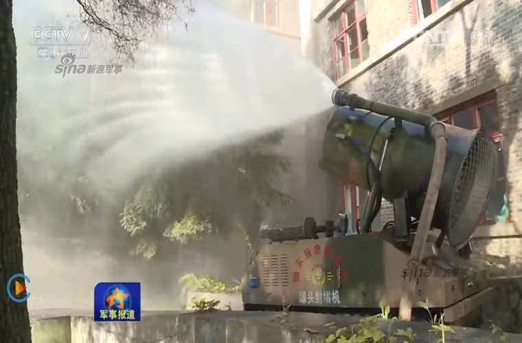 Hiểu rõ hạn chế này các kỹ sư thiết kế mẫu robot trên cũng trang bị cho nó cần nâng thủy lực để tăng độ cao của hệ thống quạt thổi nhưng hiệu quả cũng rất hạn chế.