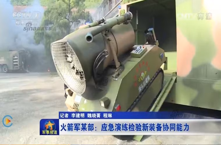 Trong ảnh là hình dáng của mẫu robot cứu hỏa mới được Quân đội Trung Quốc giới thiệu. Với kích này nó khó có thể tiếp cận được các vị trí nằm bên trong các tòa nhà cao cần khi xảy ra cháy.