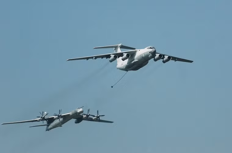 Cũng trong đợt diễn tập tập Không quân Nga đã triển khai phi đội máy bay tiếp nhiện liệu trên không IL-78 hổ trợ cho phi đội máy bay ném bom chiến lược Tu-95 tấn công phủ đầu đối phương từ khoảng cách lên đến hàng ngàn km.