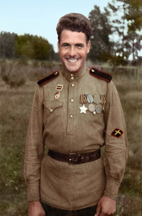 Một pháo thủ pháo chống tăng Liên Xô với những huân chương của mình.