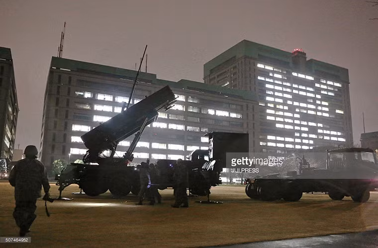 Một tính năng quan trọng khác của PAC-3 mà PAC-2 không có là, bổ sung đầu tự dẫn radar chủ động băng tần Ka cho việc khóa mục tiêu ở giai đoạn cuối. Việc bổ sung đầu tự dẫn này mang lại khả năng phản ứng nhanh với các mục tiêu là tên lửa đạn đạo chiến thuật thay vì phải phụ thuộc vào việc khóa mục tiêu từ đài radar mặt đất. Nguồn ảnh: Getty Images