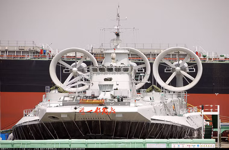 Một cái tên khác của Hải quân Trung Quốc được nhắc tới khá nhiều trong năm nay là tàu đổ bộ khí đệm lớp Zubr mà nước này mua từ Ukraine và sau đó là tự đóng trong nước.