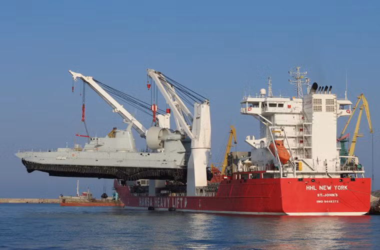 Hiện tại Hải quân Trung Quốc đã tiếp nhận đủ hai tàu đổ bộ khí đệm lớp Zubr từ Ukraine và hai chiếc khác được đóng tại Trung Quốc. Tuy nhiên chỉ có duy nhất một chiếc trong số đó được Hải quân Trung Quốc đưa vào biên chế trong năm 2015.