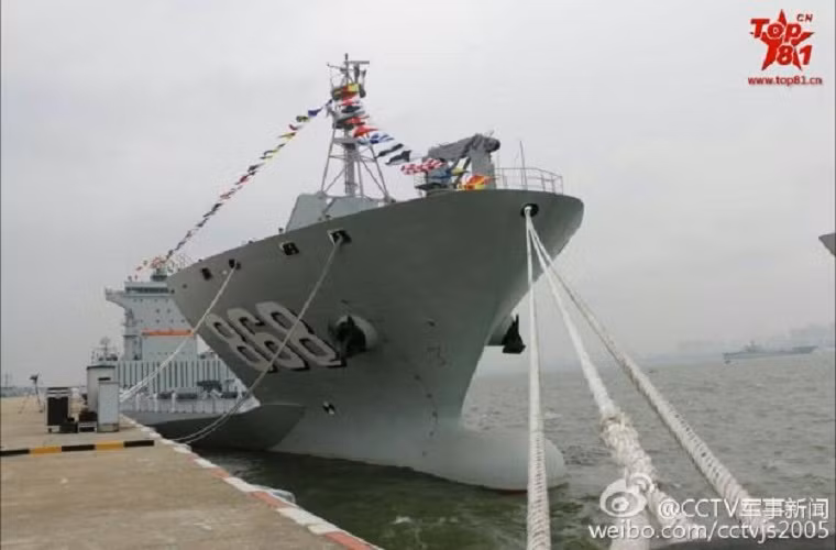 Trong năm 2015, Hải quân Trung Quốc còn đưa vào trang bị tàu đổ bộ nữa nổi nữa chìm đầu tiên của nước này mang số hiệu 868 Donghaidao. Tuy nhiên cho tới thời điểm hiện tại Trung Quốc vẫn chưa công bố bất cứ thông tin gì về mẫu tàu đổ bộ này.