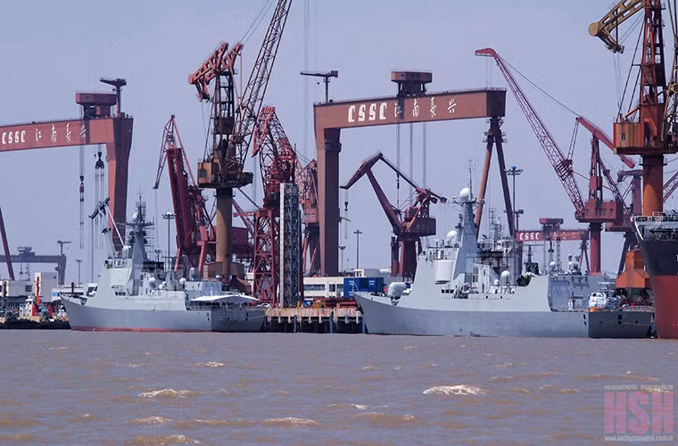 Theo Navy Recognition, trong năm 2015, lực lượng tàu chiến Trung Quốc đã được bổ sung thêm 20 tàu các loại, trong đó có ít nhất 3 tàu khu trục, 9 tàu hộ vệ mang tên lửa cùng nhiều tàu hậu cần và hổ trợ khác. Đứng đầu trong danh sách là khu trục hạm Type 052C Lữ Dương II mang số hiệu 153 Tây An.