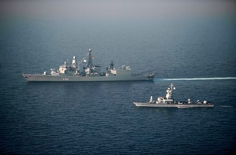 Trong ảnh là một tàu hộ vệ mang tên lửa Sa'ar 4.5 của Hải quân Israel tuần tra chung với tàu hộ vệ Karlsruhe (F 212) của Hải quân Đức.
