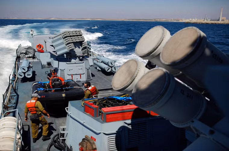 Cũng theo nguồn tin quân sự này, có rất ít các tàu chiến với lượng giãn nước thấp trên thế giới được trang bị hệ thống radar mảng pha như trên các tàu Sa'ar 4.5, khi mà mẫu tàu hộ vệ này có lượng giãn nước tối đa chỉ 500 tấn và với các tàu Sa'ar 5 chỉ 1.300 tấn. Trong khi đó đối với các tàu chiến của Châu Âu con số này có thể lên đến 6.000 tấn.