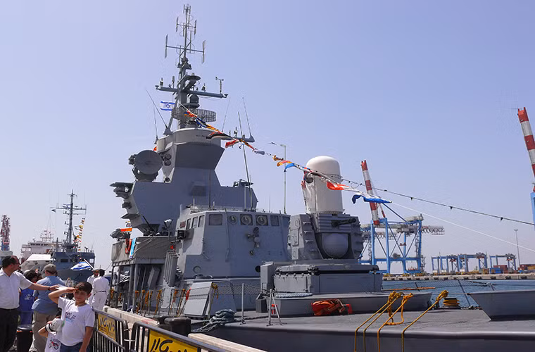 Thậm chí với một số biến thể tàu hộ vệ mang tên lửa Sa'ar 4.5 có thể mang theo cả 1 trực thăng hải quân Eurocopter AS565 Panther. Tàu Sa'ar 4.5 chỉ có thủy thủ đoàn khoảng 53 người với tầm hoạt động lên đến 8.900km nếu ở di chuyển ở tốc độ tuần tra thông thường.