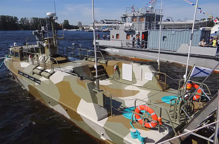 Các tàu thuộc Project 03160 có chiều dài 17m, rộng 4m, cao 3.5m, mớn nước 0.9m và được trang bị một động cơ có công suất 2.000 mã lực giúp tàu có thể đạt tới tốc độ 50 hải lý/giờ với tầm hoạt động 160km.