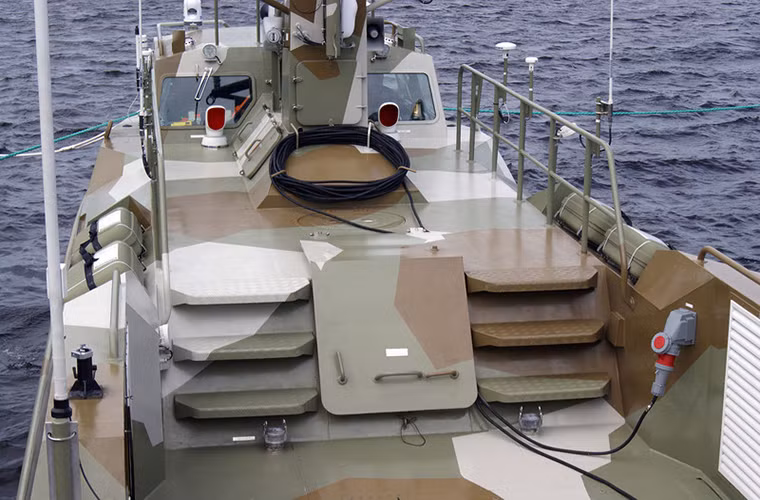 Tàu cao tốc Raptor được thiết kế để có thể hoạt động trong cả ban ngày và ban đêm với khả năng mang theo ít nhất 20 binh sĩ cùng đầy đủ trang bị, với nhiệm vụ chính là tuần tra an ninh ven biển, tìm kiếm cứu nạn hoặc phục vụ cho các nhiệm vụ tác chiến đặc biệt.