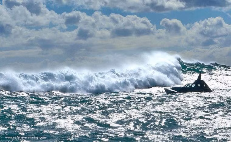 Chiếc xuống bé nhỏ thách thức con sóng lớn.