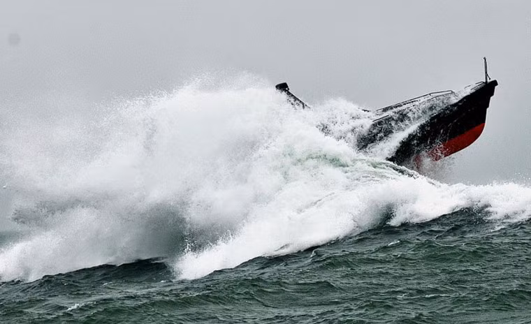 SV11 lướt qua một cơn sóng lớn dường như muốn nuốt chửng con tàu bé nhỏ. Toàn bộ xuồng có thiết kế kín nước cho phép nó vượt qua những con sóng lớn một cách dễ dàng.