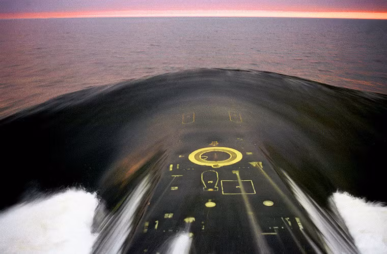 Khoảng khắc một chiếc tàu ngầm hạt nhân của Hạm đội Phương Bắc trồi lên mặt nước được ghi lại ở một góc độ hoàn toàn khác.