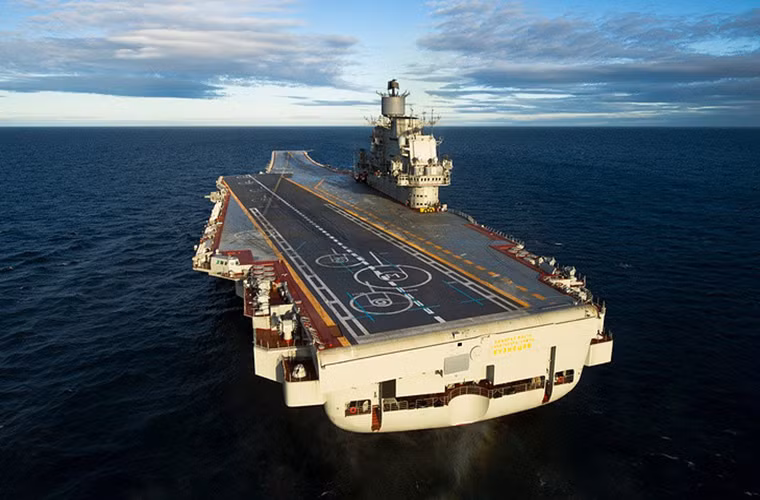 Hạm đội Phương Bắc được thành lập từ năm 1703 và thuộc Hải quân Đế quốc Nga, tuy nhiên trong năm hạm đội của Nga hiện tại thì Hạm đội Phương Bắc lại có tuổi đời ít nhất. Ảnh: Tàu sân bay Kuznetsov duy nhất Nga được biên chế cho Hạm đội Phương Bắc.