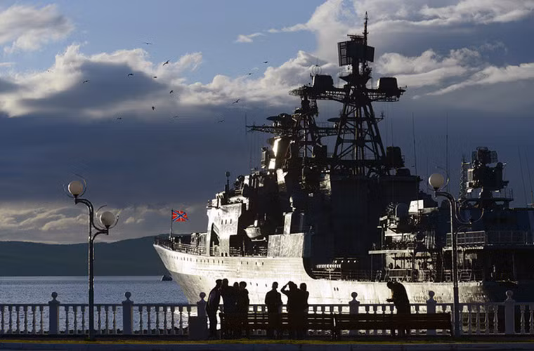 Trong ảnh là một trong những tàu khu trục chống ngầm lớp Udaloy của Hạm đội Phương Bắc. Dù vậy các tàu lớp Udaloy vẫn có thể thực hiện nhiều nhiệm vụ khác nhau trên biển với kho vũ khí đồ sộ mà nó mang theo, thậm chí là cả nhiệm vụ tấn công mặt đất.