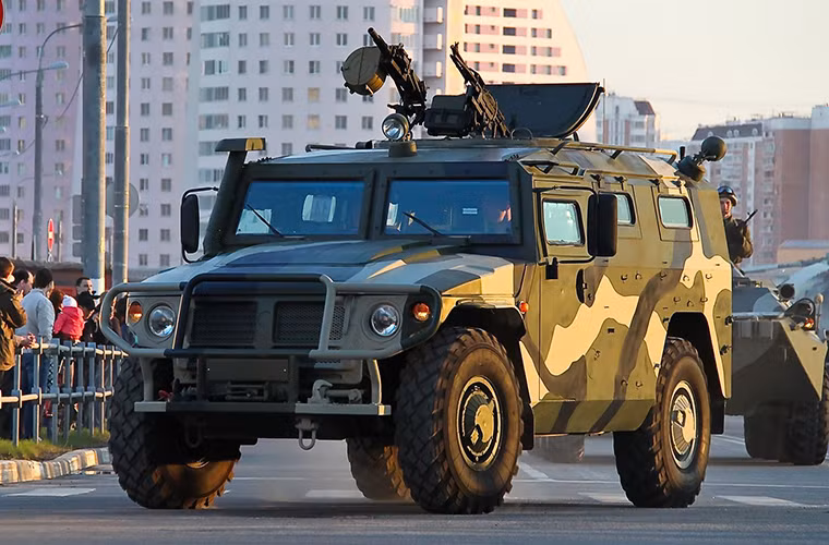 Bên cạnh đó AGS-30 cũng có thể được triển khai trên nhiều nền tảng phương tiện cơ giới khác nhau từ xe bọc thép, xe tăng, tàu chiến, cho đến cả trực thăng vũ trang. Trong ảnh là xe bọc thép chở quân Tigr của Nga với AGS-30.