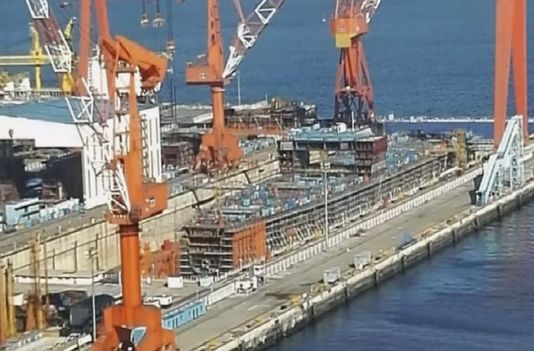 Chưa dừng lại đó, Trung Quốc còn dự kiến đóng tiếp tàu sân bay thứ ba tại nhà máy đóng tàu Giang Nam Changxingdao gần Thượng Hải mặc dù bằng chứng về kế hoạch này vẫn chưa mấy rõ ràng. Nhưng sự thay đổi lớn trong thiết kế tàu sân bay thứ hai của Bắc Kinh sẽ tác động lớn đến việc đóng chiếc thứ ba.