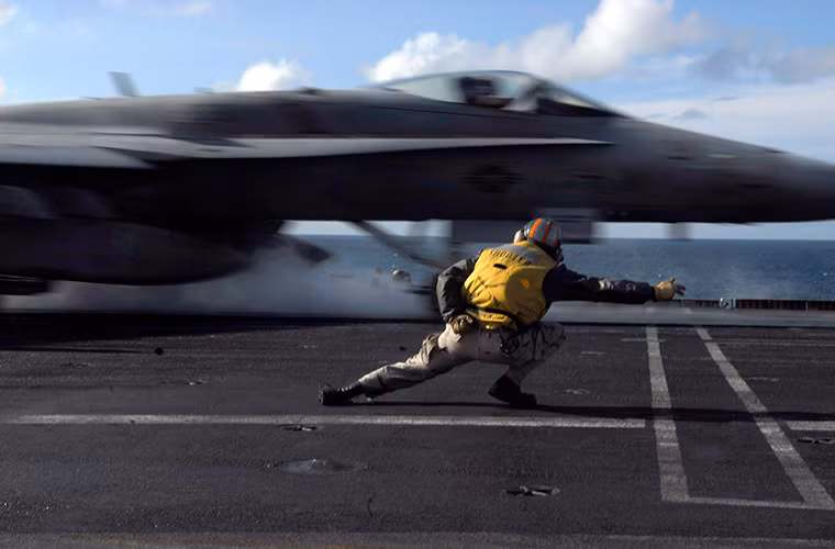 Hiện tại trên thế giới chỉ có hải quân ba nước sử dụng công nghệ máy phóng thủy lực (CATOBAR) trên các tàu sân bay của mình gồm Mỹ, Pháp và Brazil. Trong đó Mỹ là quốc gia sở hữu công nghệ CATOBAR tiên tiến nhất, ví dụ điển hình là biên đội tàu sân bay lớp Nimitz của nước này. Trong ảnh là một chiếc F/A-18E/F của Hải quân Mỹ cất cánh với hệ thống phóng thủy lực.