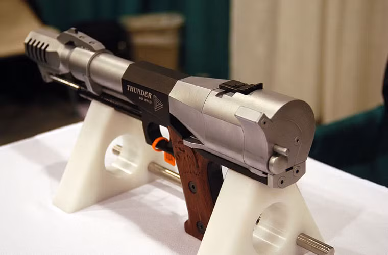 Mạng Trung Quốc bình luận, khẩu súng lục này nhìn như là khẩu pháo cỡ nhỏ cầm tay. Quả thực kiểu dáng, kích cỡ của nó hệt như khẩu pháo vậy.