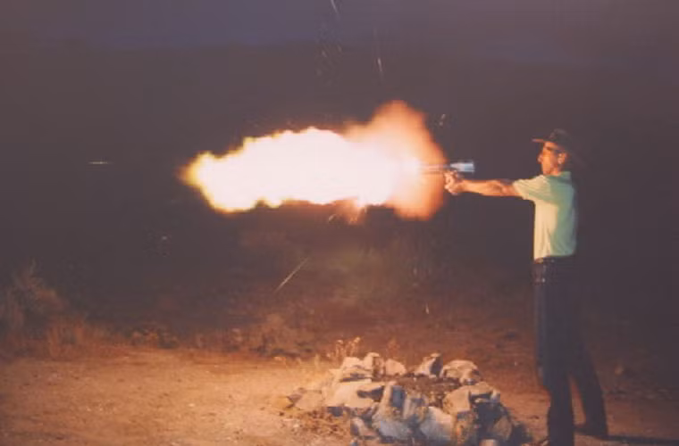 Cận cảnh nhân viên công ty khai hỏa bắn thử nghiệm, dễ dàng nhìn thấychớp lửa đầu nòng cực khủng.