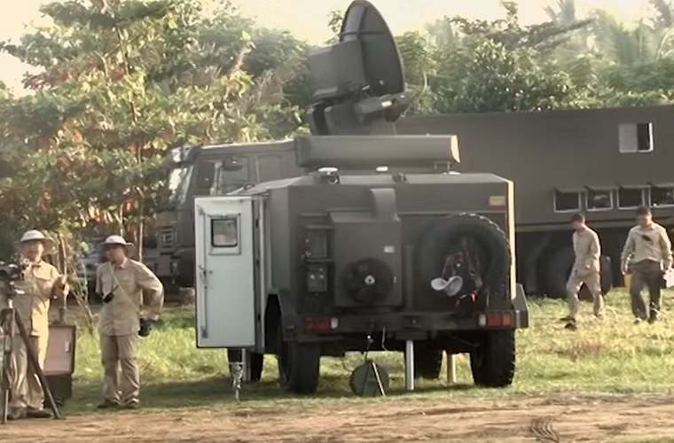 Trong ảnh là hệ thống điều khiển hỏa lực và radar tích hợp AF902 dành cho AF902 FCS/35, với nhiệm vụ chính là điều khiển và dẫn bắn toàn bộ các pháo phòng không hai nòng 35mm trong tổ hợp. Nó có phạm vi hoạt động lên tới 8km và chỉ cần vận hành bởi hai người.