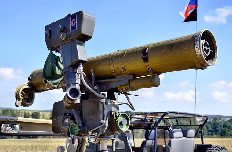 Tổ đội chiến đấu của 9K111 Fagot thường chỉ cần 1 người, mỗi tổ hợp tên lửa chống tăng này có trọng lượng chỉ khoảng 22kg với 3 thành phần chính gồm đạn tên lửa 9M111 (tầm bắn hiệu quả 70-2.500m, với đạn 2 nổ kép) đặt trong ống phóng, giá phóng 9P135, thiết bị dẫn đường 9S451 và kính ngắm 9Sh119 (phóng đại gấp 10 lần và tầm nhìn 5 lần).