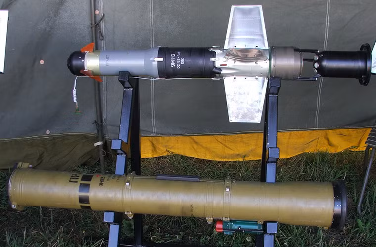 Đạn tên lửa 9M113 Konkurs cũng được trang bị một đầu đạn nổ kép với đầu đạn chống tăng HEAT với trọng lượng 2.7kg đủ khả năng xuyên phá lên tới 800mm thép cán kể cả với các xe tăng được trang bị giáp phản ứng nổ.