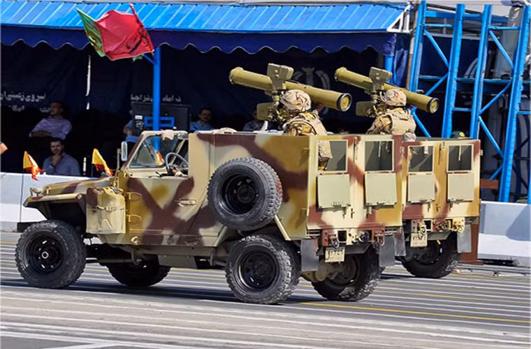 Tổ hợp tên lửa chống tăng 9M113 Konkurs gồm 2 thành phần chính: Bệ phóng 3 chân 9P135 (tích hợp hệ thống ngắm quang học) và đạn tên lửa chống tăng 9M113. Toàn bộ chỉ có trọng lượng chưa tới 30kg, khi được chia nhỏ bộ binh có thể mang vác hành quân trên quãng đường dài.