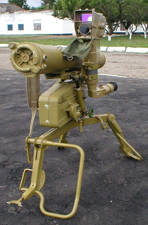 9M113 Konkurs cũng do cục thiết kế chế tạo máy Tula KBP chế tạo và nó cũng được trang bị hệ thống dẫn đường bán chủ động SACLOS. Về thiết kế 9M113 Konkurs có hình dáng gần như tương tự 9K111 Fagot nhưng trọng lại khác nhau về kích thước cùng với đó là tầm bắn xa hơn và khả năng xuyên giáp mạnh hơn.