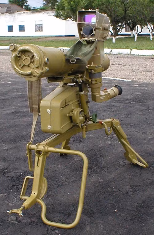 9M113 Konkurs cũng do cục thiết kế chế tạo máy Tula KBP chế tạo và nó cũng được trang bị hệ thống dẫn đường bán chủ động SACLOS. Về thiết kế 9M113 Konkurs có hình dáng gần như tương tự 9K111 Fagot nhưng trọng lại khác nhau về kích thước cùng với đó là tầm bắn xa hơn và khả năng xuyên giáp mạnh hơn.