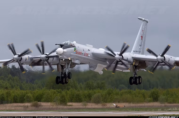 Tu-142MR đóng vai trò như các trạm chuyển tiếp thông tin vô tuyến của Hải quân Nga. Nó được thiết kế để tạo lập hệ thống liên kết thông tin giữa máy bay với các tàu ngầm hạt nhân chiến lược nằm cách hàng trăm mét dưới mặt nước. Việc bảo vệ an toàn hệ thống liên lạc này giúp các tàu ngầm Nga có thể hoàn thành nhiệm vụ triển khai các loại tên lửa đạn đạo liên lục địa hay tên lửa hành trình khi chiến tranh nổ ra.