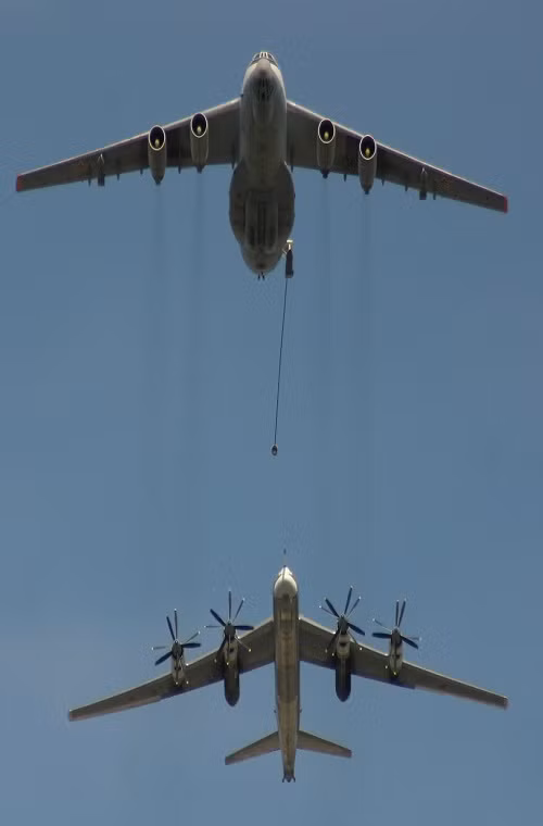 Các máy bay chống ngầm và trinh sát biển tầm xa Tu-142 trên thực tế được phát triển từ máy bay ném chiến lược tầm xa Tu-95, Tu-142 thực hiện chuyến bay đầu tiên của mình vào năm 1968 và được sản xuất đến tận năm 1994. Nó được trang bị hai khoang vũ khí và có thể mang theo 11 tấn vũ khí các loại đa phần là phao thủy âm, thủy lôi APR-2, APR-3 và UMGT-1.