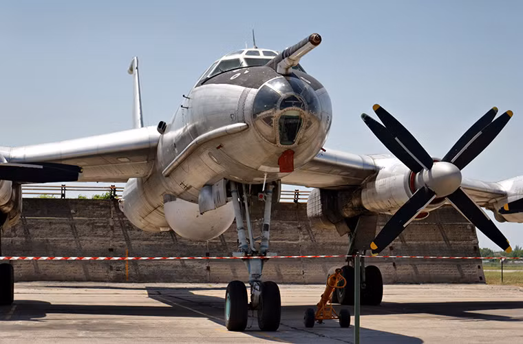 Hiện tại lực lượng Không quân Hải quân Nga có trong biên chế biên đội gồm 10 chiếc Tu-142MR đóng tại căn cứ không Mongokhto thuộc Hạm đội Thái Bình Dương và căn cứ không quân Kipelovo thuộc Hạm đội Biển Bắc.